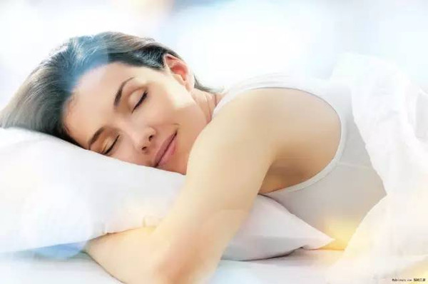 [新聞] 美容覺你睡對了嗎？美白+抗老+補水這樣做